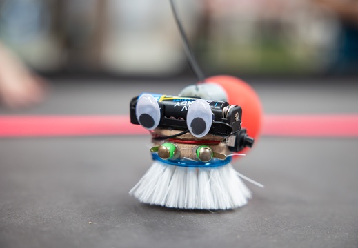 robo panic: Low-Tech Robot Challenge / Ars Electronica (AT)